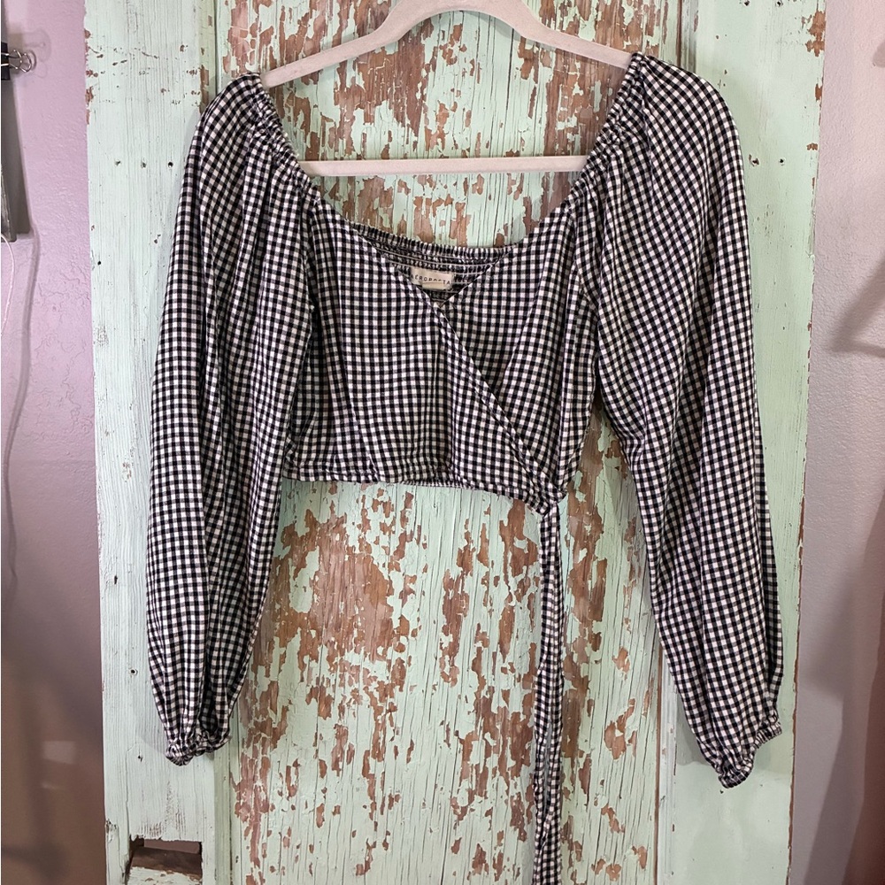 Women’s Aeropostale black and white gingham long sleeve crop top